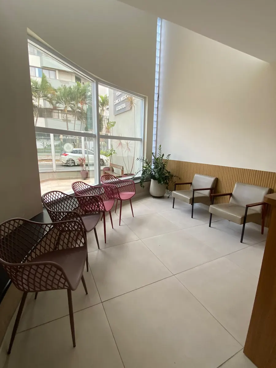 Sala de espera da Clínica Médica Atos, com janela ampla