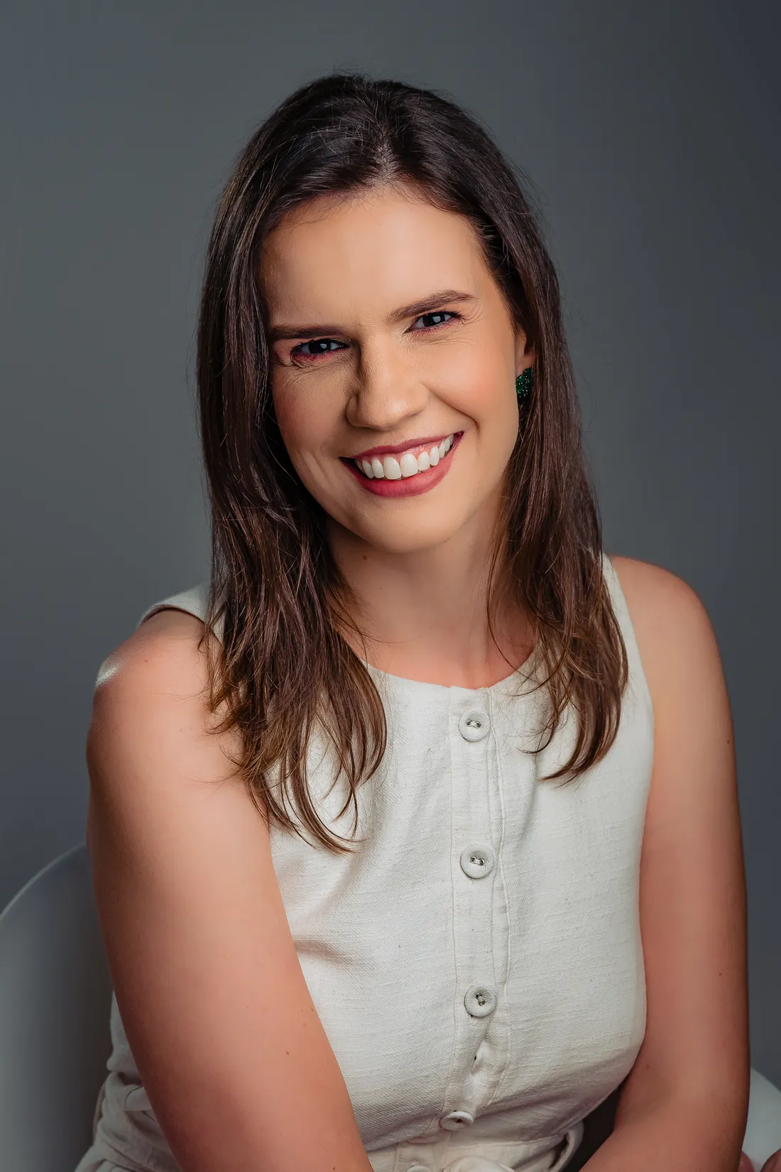 Dra. Mariana Moreira sorrindo, em estúdio